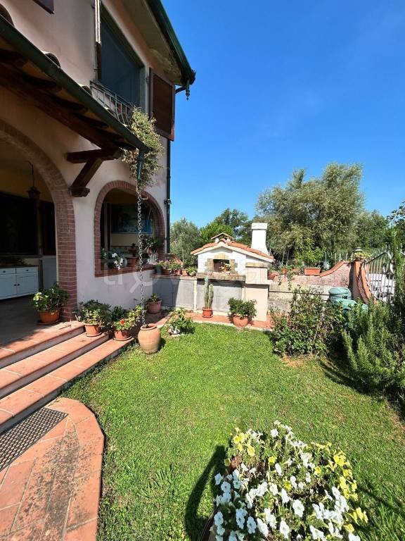 casa indipendente in vendita a Massarosa in zona Bozzano