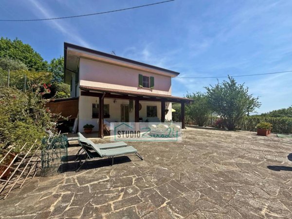 casa indipendente in vendita a Massarosa in zona Corsanico