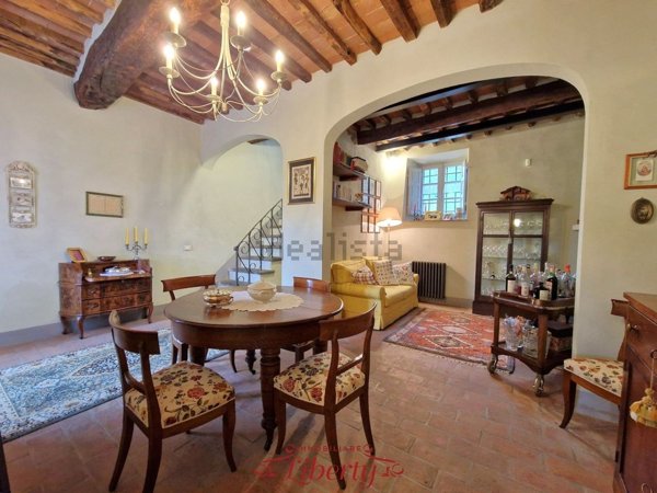 esavano in vendita a Massarosa in zona Stiava