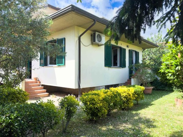 casa indipendente in vendita a Massarosa in zona Bozzano