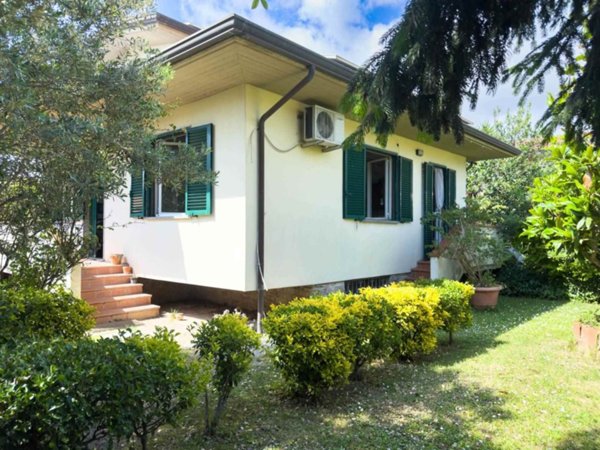 casa indipendente in vendita a Massarosa in zona Bozzano