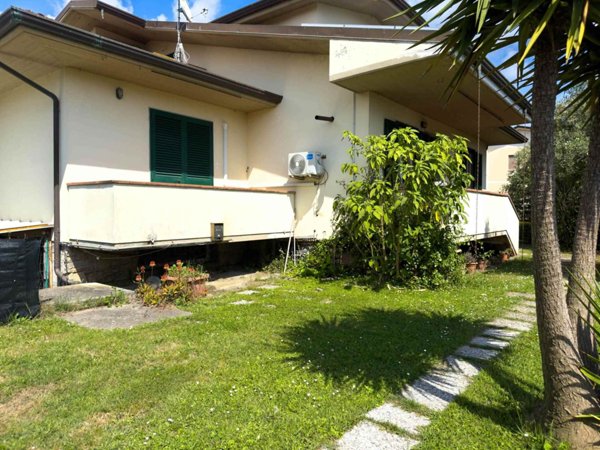 casa indipendente in vendita a Massarosa in zona Quiesa