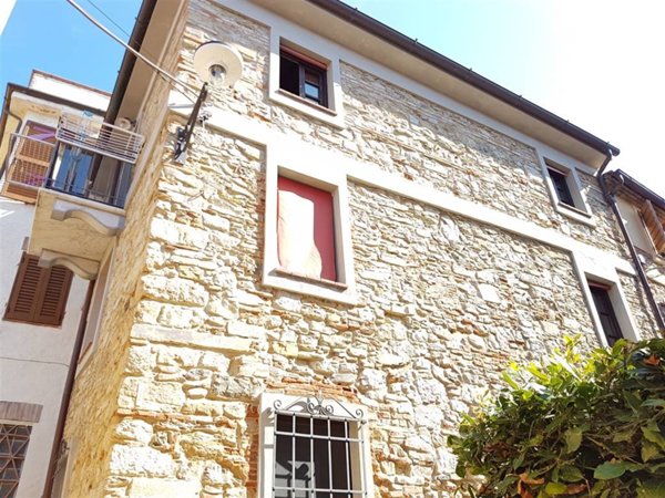esavano in vendita a Massarosa in zona Stiava