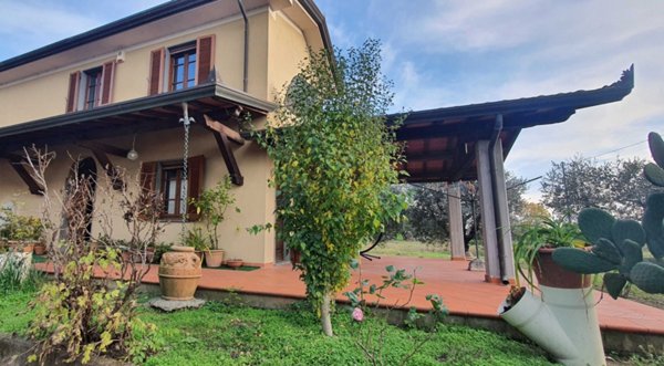 casale in vendita a Massarosa in zona Piano di Mommio