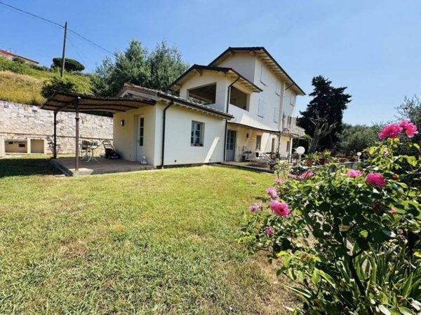 casa indipendente in vendita a Massarosa in zona Corsanico