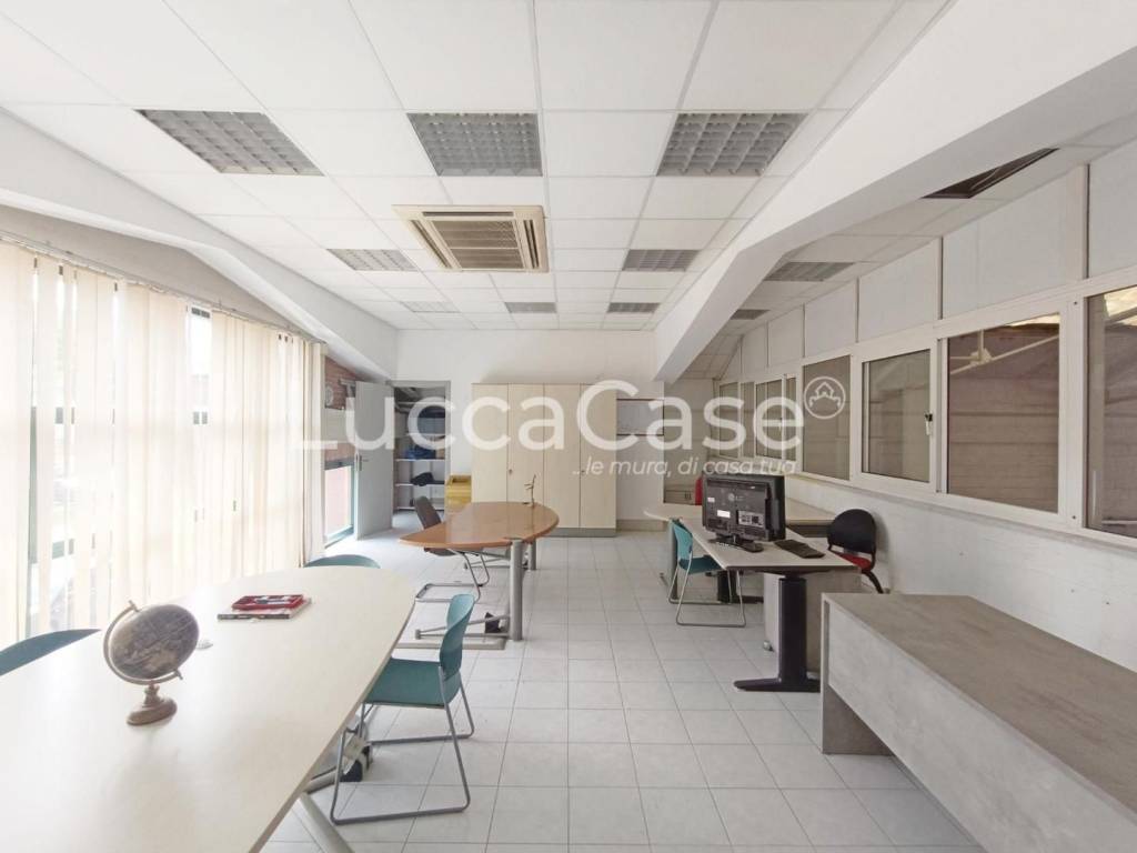 locale commerciale in vendita a Massarosa in zona Bozzano