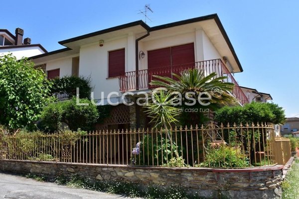 casa indipendente in vendita a Massarosa