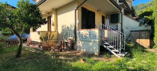casa indipendente in vendita a Massarosa in zona Stiava