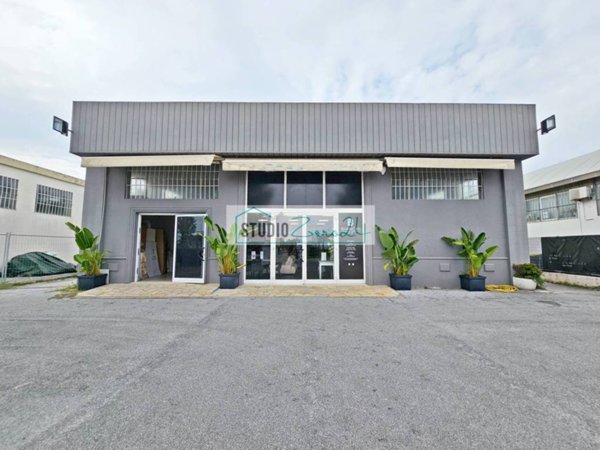 locale commerciale in vendita a Massarosa
