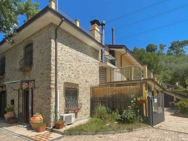 casa indipendente in vendita a Massarosa in zona Bargecchia