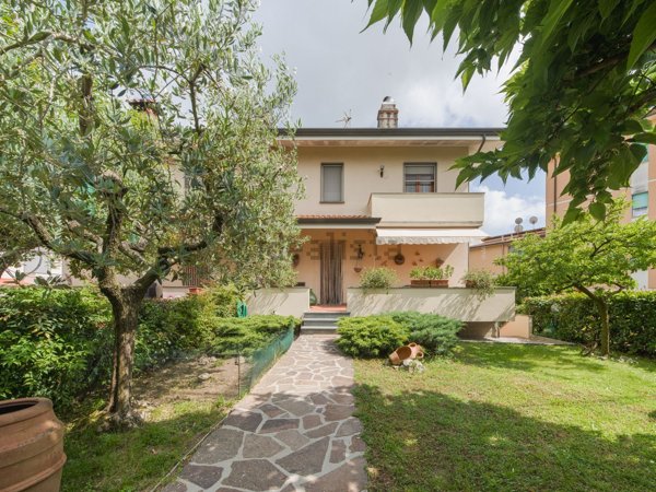 casa indipendente in vendita a Massarosa in zona Piano di Mommio