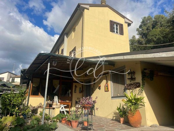casa indipendente in vendita a Massarosa in zona Montigiano