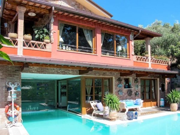 casa indipendente in vendita a Massarosa in zona Corsanico