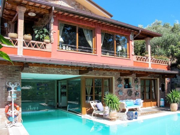 casa indipendente in vendita a Massarosa in zona Corsanico