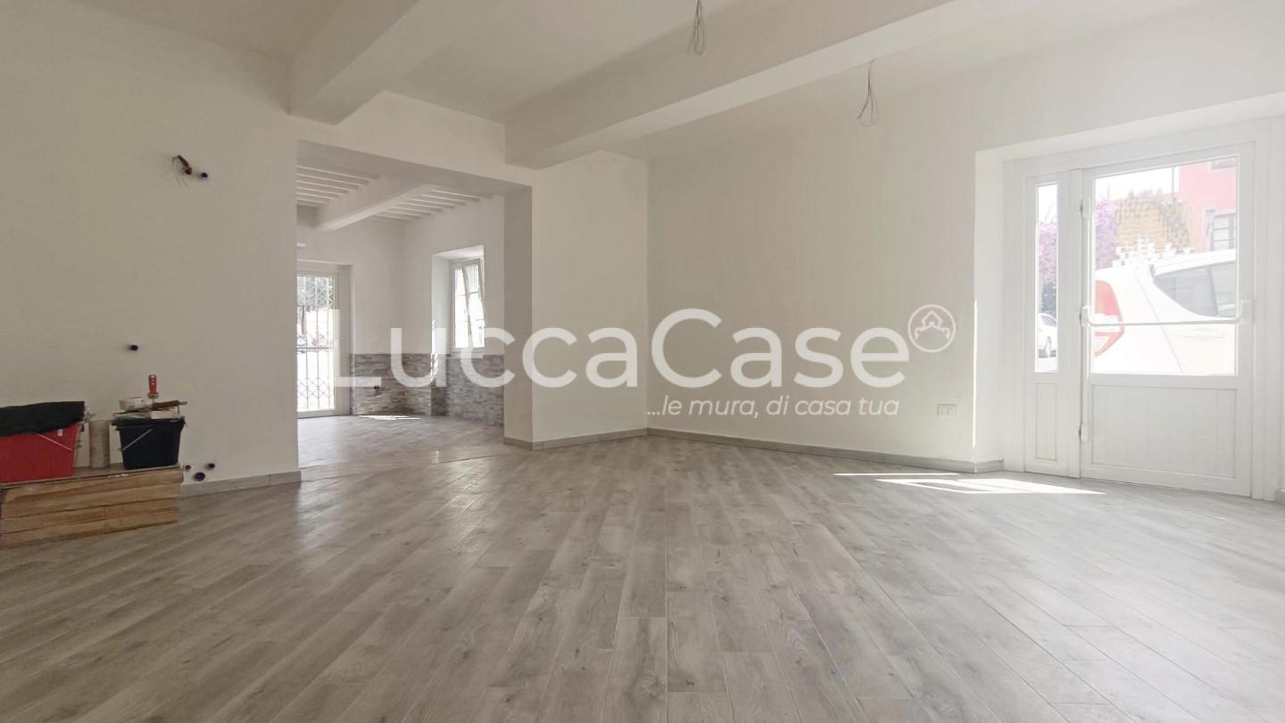 locale commerciale in vendita a Massarosa
