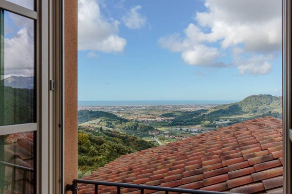 casa indipendente in vendita a Massarosa in zona Montigiano