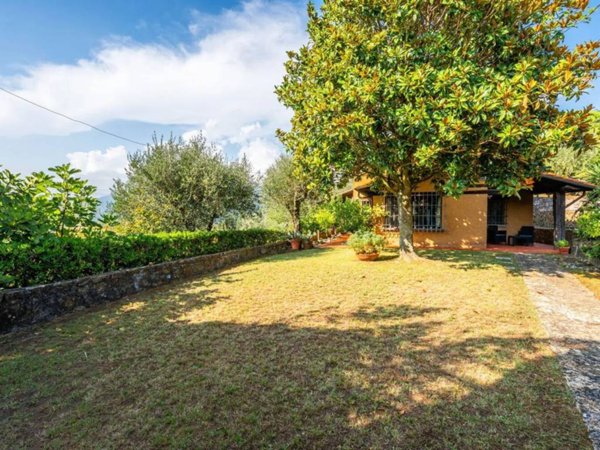 casa indipendente in vendita a Massarosa in zona Corsanico