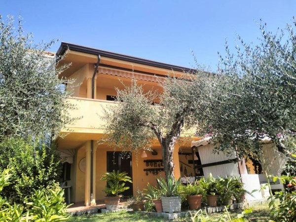 casa indipendente in vendita a Massarosa in zona Corsanico
