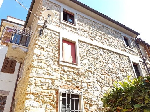 esavano in vendita a Massarosa