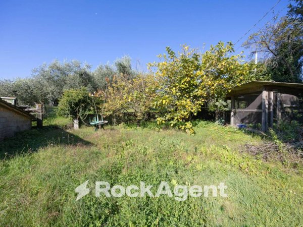 casa indipendente in vendita a Massarosa in zona Montigiano