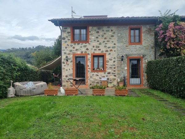 casale in vendita a Massarosa in zona Piano di Mommio