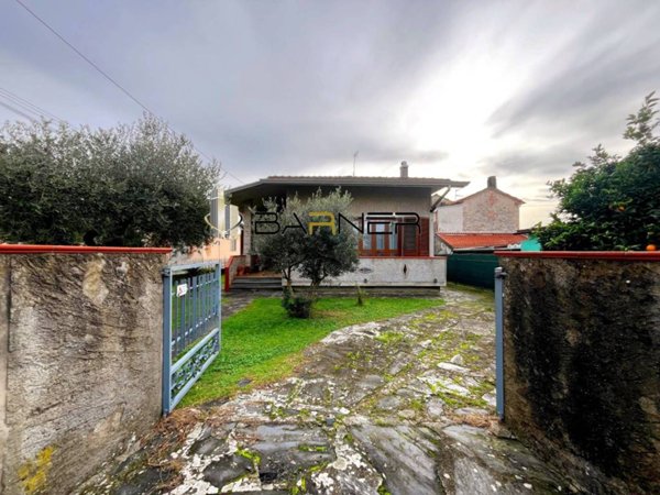 casa indipendente in vendita a Massarosa