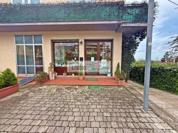 negozio in vendita a Massarosa in zona Piano del Quercione