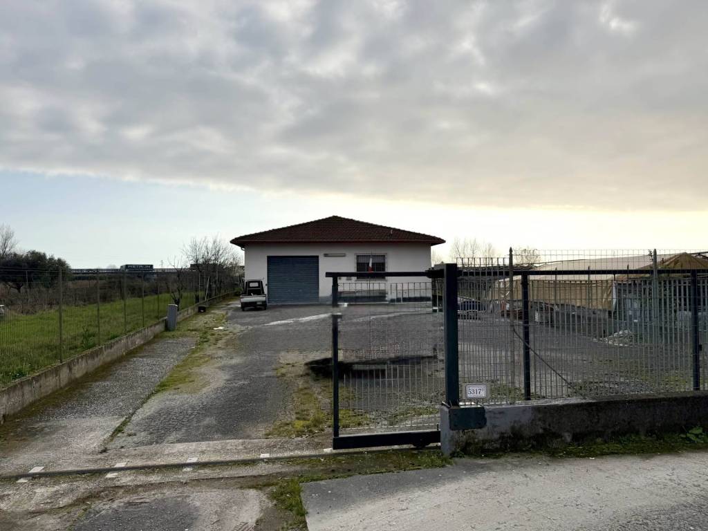 negozio in vendita a Massarosa in zona Piano di Conca