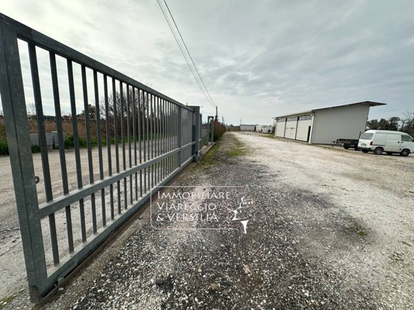 capannone in vendita a Massarosa in zona Piano del Quercione