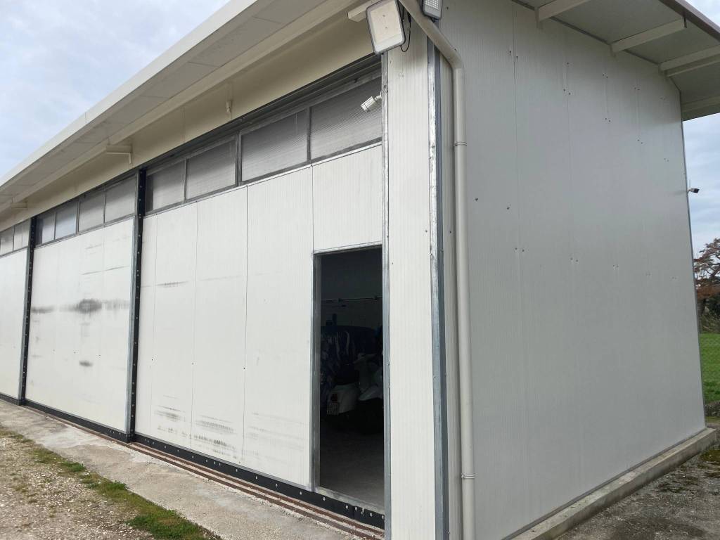 capannone in vendita a Massarosa in zona Piano del Quercione