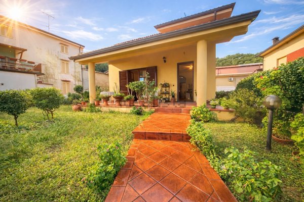 casa indipendente in vendita a Massarosa in zona Bozzano