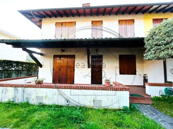 casa indipendente in vendita a Massarosa