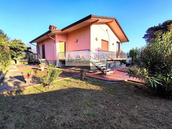 casa indipendente in vendita a Massarosa in zona Corsanico