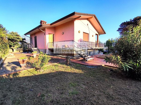 casa indipendente in vendita a Massarosa in zona Corsanico