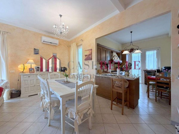 casa indipendente in vendita a Massarosa in zona Piano di Mommio