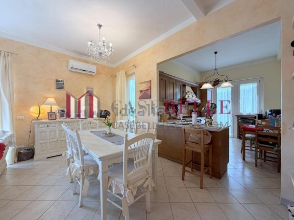 casa indipendente in vendita a Massarosa in zona Piano di Mommio