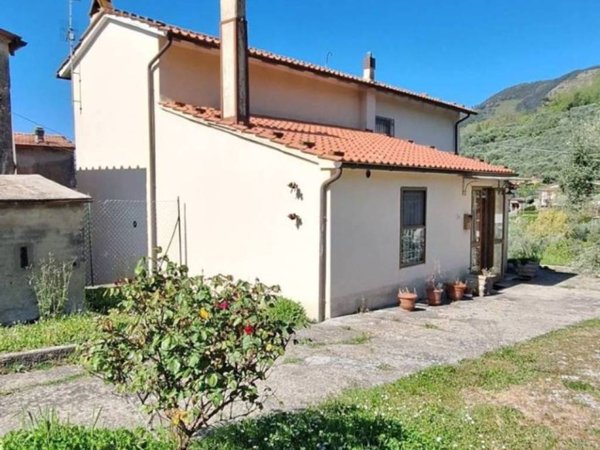 casa indipendente in vendita a Massarosa in zona Bozzano