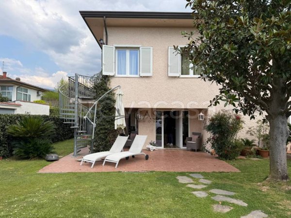 casa indipendente in vendita a Massarosa in zona Piano di Mommio