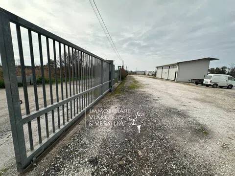 locale commerciale in vendita a Massarosa in zona Piano del Quercione