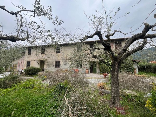 casale in vendita a Massarosa in zona Piano di Mommio