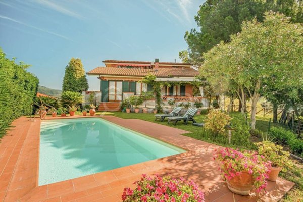 casa indipendente in vendita a Massarosa in zona Montigiano