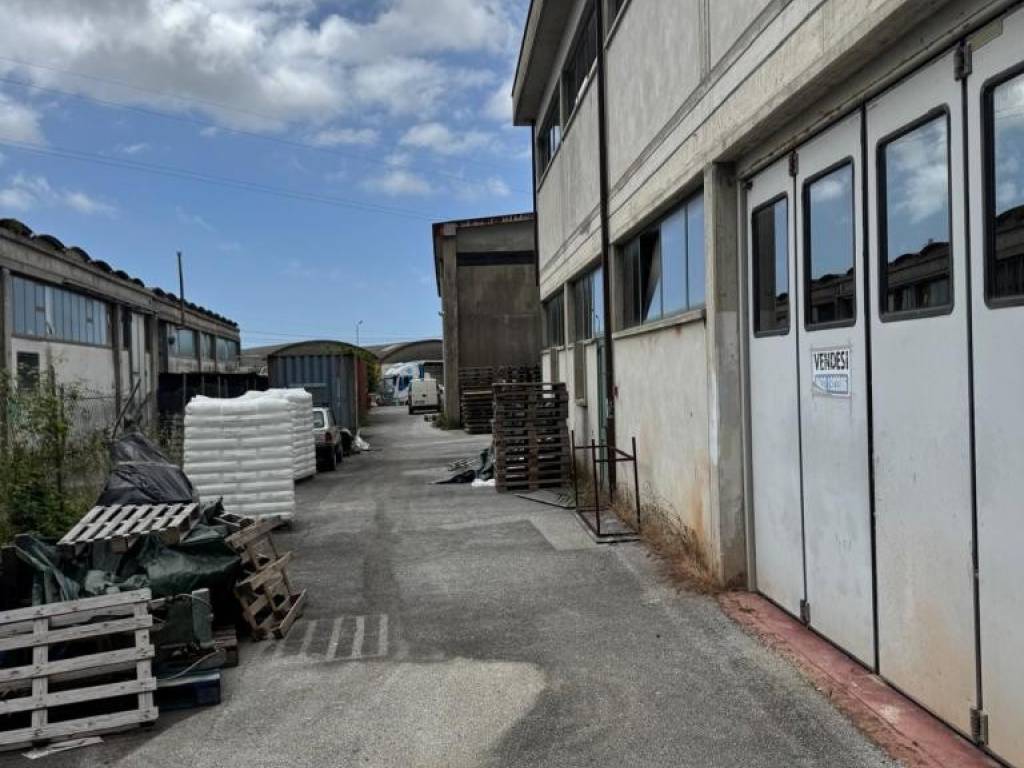 locale commerciale in vendita a Massarosa in zona Quiesa