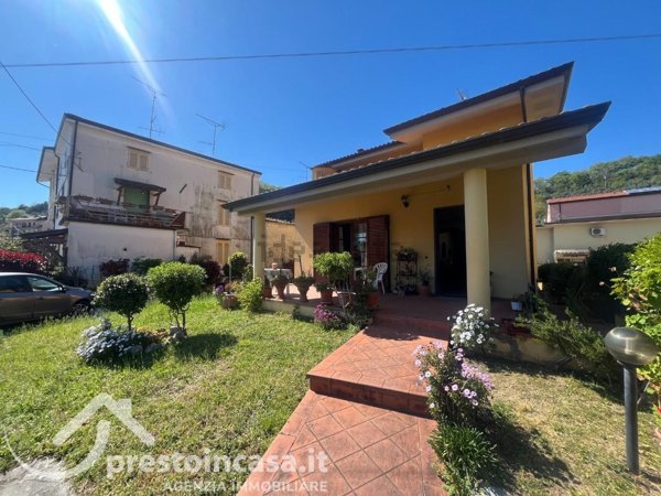 casa indipendente in vendita a Massarosa in zona Bozzano