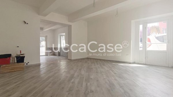 locale commerciale in vendita a Massarosa