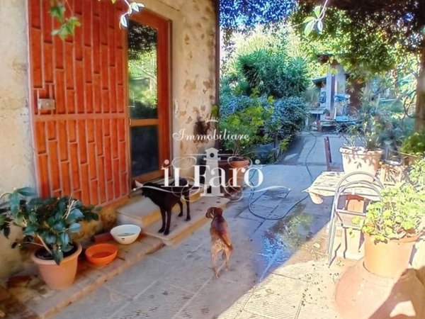 intera palazzina in vendita a Massarosa in zona Bozzano