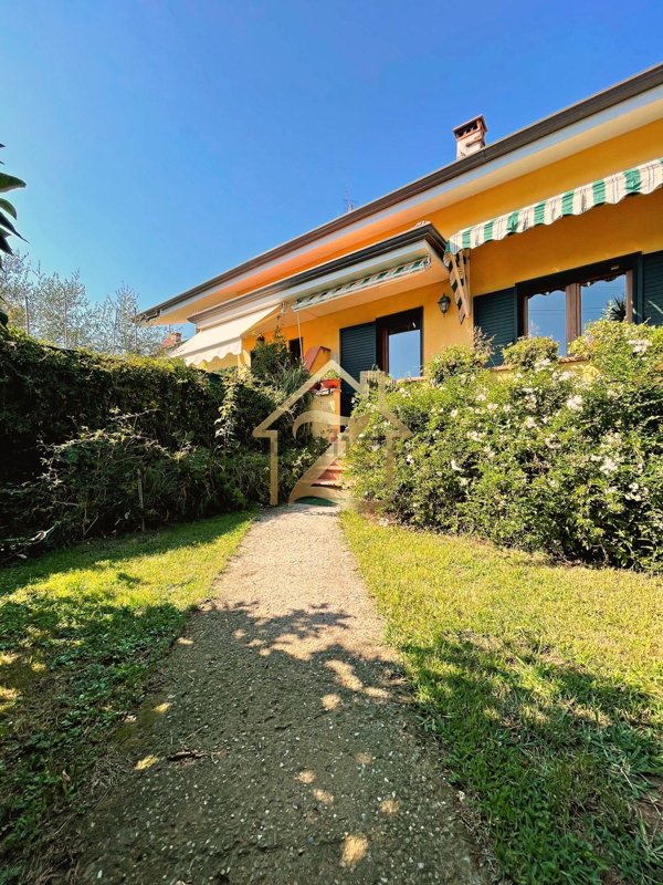 casa indipendente in vendita a Massarosa in zona Quiesa