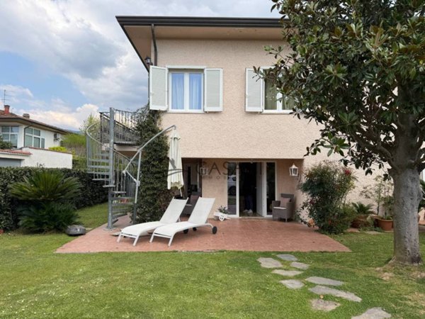 casa indipendente in vendita a Massarosa