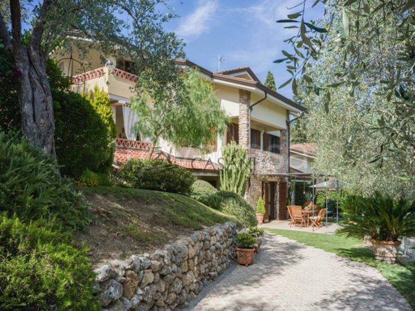 casa indipendente in vendita a Massarosa in zona Piano del Quercione