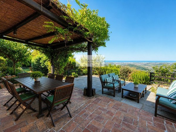casa indipendente in vendita a Massarosa in zona Montigiano