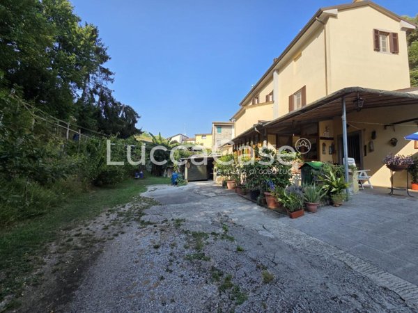 casa indipendente in vendita a Massarosa in zona Montigiano